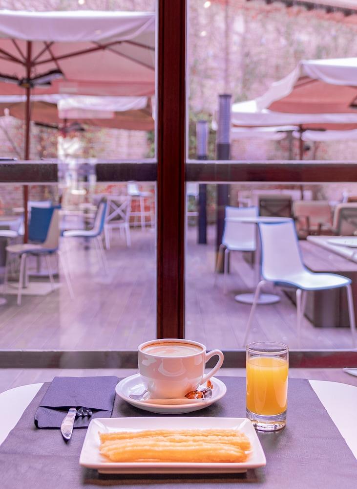 Zenit El Coloquio Hotel Valladolid Luaran gambar